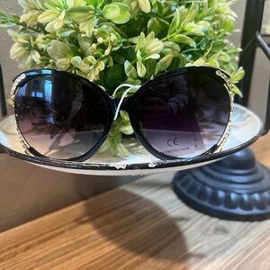 Women's Chain Detailed Aviator Sunglasses in Black & Gold